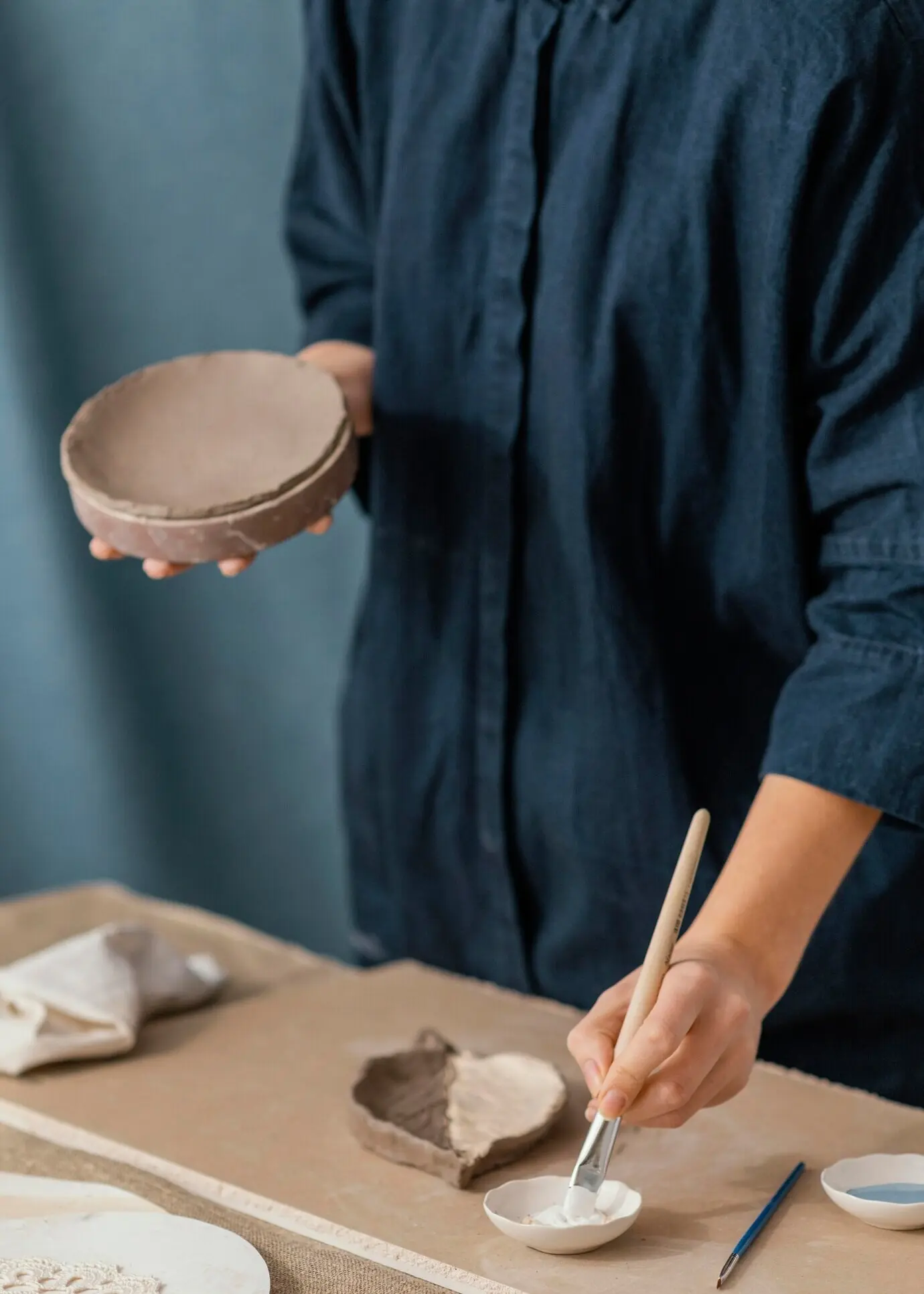 Nahaufnahme einer Hand, die eine weiße Bürste benutzt.