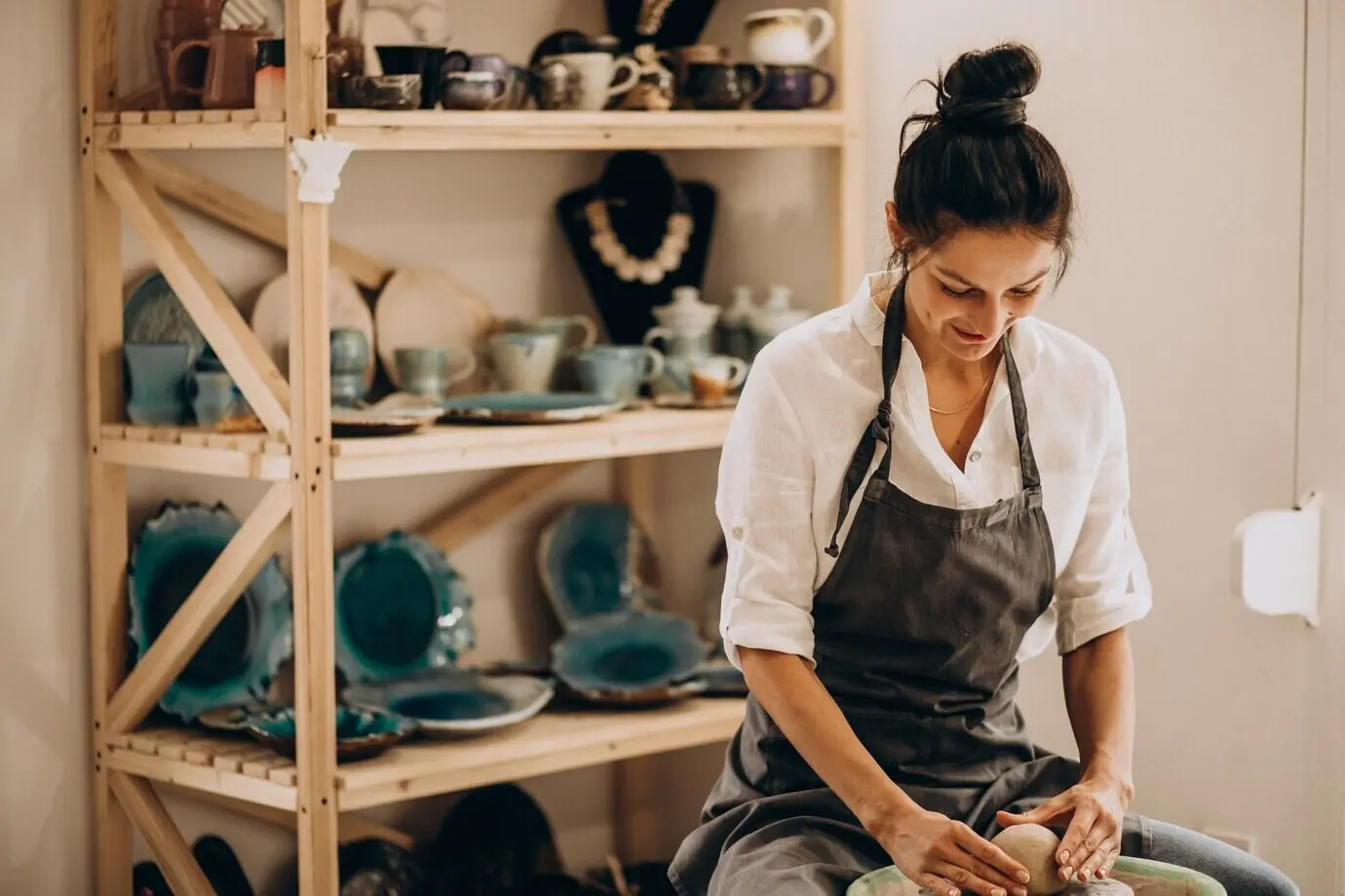 Handwerksmeisterin in einem Töpferladen